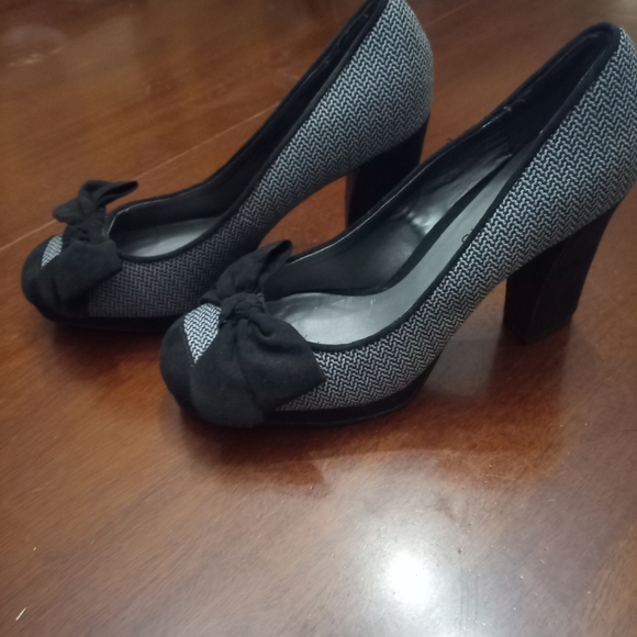 Ann Marino Black and Gray Heels with Bow - Picture 3 of 5